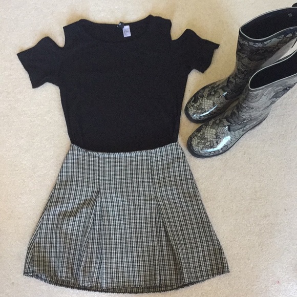 Brandy Melville Dresses & Skirts - Brandy Melville Black and Tan Plaid Kaitlee Skirt